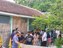 Densus Geledah Kosan di Sukoharjo Terkait Bom Bunuh Diri Astana Anyar