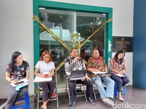 Di Depan Kantor Disegel, Direksi WanaArtha Buka Suara soal Izin Dicabut Di Depan Kantor Disegel, Direksi WanaArtha Buka Suara soal Izin Dicabut