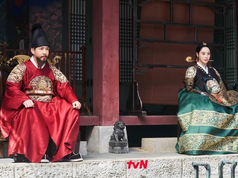 Drama Korea Under the Queen's Umbrella (2022)