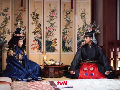 Drama Korea Under the Queen's Umbrella (2022)