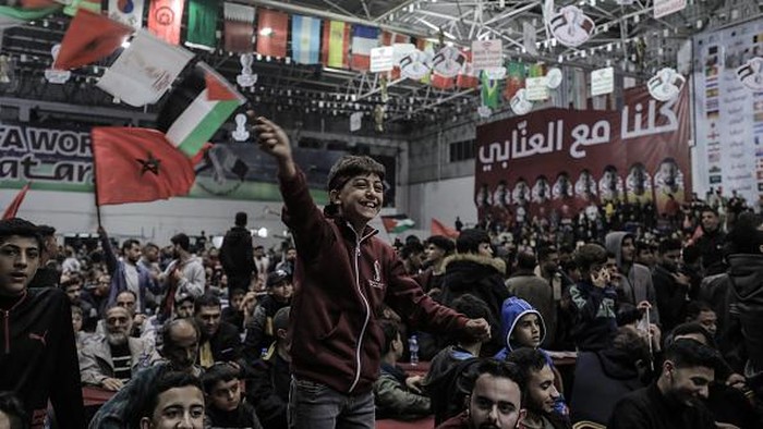 Euforia Warga Palestina Ikut Rayakan Kemenangan Maroko Palestinians fans watch the match between Morocco and Spain during the Qatar 2022 World Cup football in Gaza City, on December 6,2022. (Photo by Sameh Rahmi/NurPhoto via Getty Images)