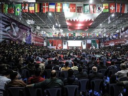 Warga menyaksikan pertandingan antara Maroko dan Spanyol dalam gelaran Piala Dunia Qatar 2022 di Kota Gaza, Palestina, Selasa (6/12/2022).  