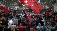 Mereka mengibarkan bendera Maroko sambil bersorak gembira.  