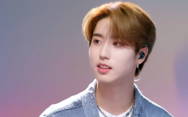 Han saat menjadi bintang tamu di Leemujin Service menyanyikan lagu Stray Kids dengan baik / Foto: YouTube.com/KBS Kpop Han saat menjadi bintang tamu di Leemujin Service menyanyikan lagu Stray Kids dengan baik / Foto: YouTube.com/KBS Kpop