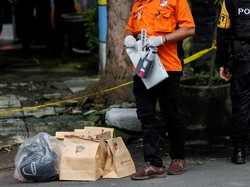 Polisi Temukan Belasan Kertas Protes RKUHP di TKP Bom Astana Anyar