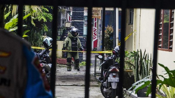 Jibom Sisir Lokasi Bom Bunuh Diri di Mapolsek Astana Anyar