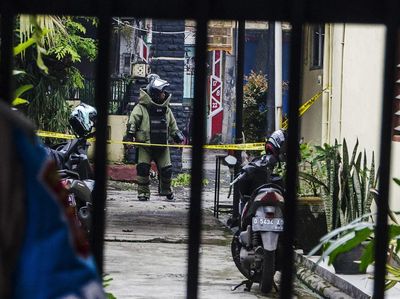 Jibom Sisir Lokasi Bom Bunuh Diri di Mapolsek Astana Anyar