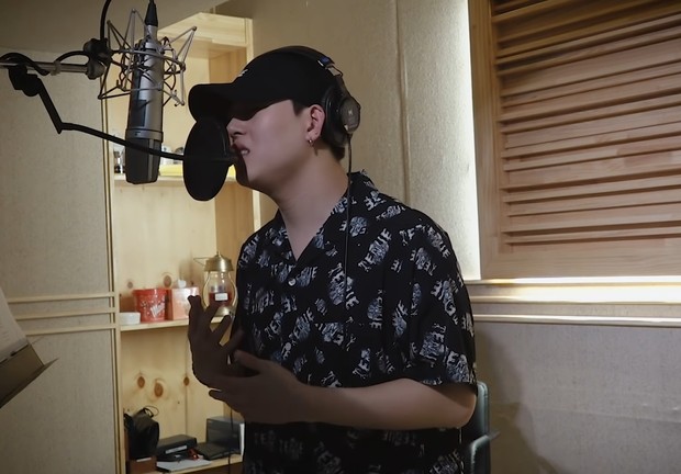 JooHoney melakukan cover lagu dengan genre balad dan menunjukkan kualitas vokalnya / Foto: YouTube.com/starshipTV JooHoney melakukan cover lagu dengan genre balad dan menunjukkan kualitas vokalnya / Foto: YouTube.com/starshipTV