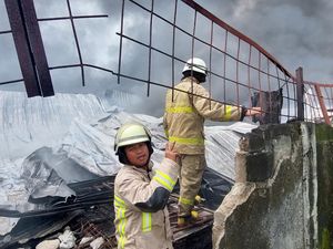 Pabrik Helm di Tangerang Terbakar, Diduga Akibat Percikan Api Pengelasan