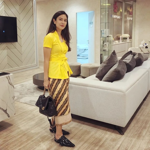 Kebaya Lengan Pendek/Foto: Instagram/@therealdisastr OOTD kebaya sehari-hari ala Dian Sastrowardoyo