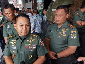 KSAD Dudung Jenguk Doni Monardo di RS, Doakan Kesembuhan KSAD Dudung Jenguk Doni Monardo di RS, Doakan Kesembuhan