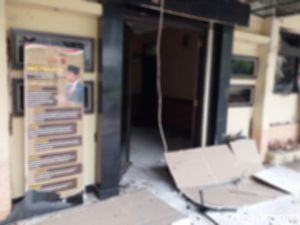 3 Polisi Luka, Bom Bunuh Diri Meledak Depan Pintu Masuk Polsek Astana Anyar 3 Polisi Luka, Bom Bunuh Diri Meledak Depan Pintu Masuk Polsek Astana Anyar