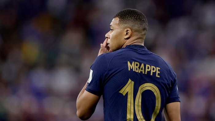 DOHA, QATAR - DECEMBER 4: Kylian Mbappe of France  during the  World Cup match between France  v Poland at the Al Thumama Stadium on December 4, 2022 in Doha Qatar (Photo by Eric Verhoeven/Soccrates/Getty Images)