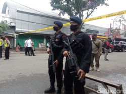 Suasana Pascaledakan Bom Bunuh Diri di Polsek Astana Anyar