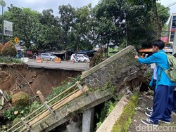 Imbas Longsor, Polisi Rekayasa Lalu Lintas di Jalan Sudirman Sukabumi