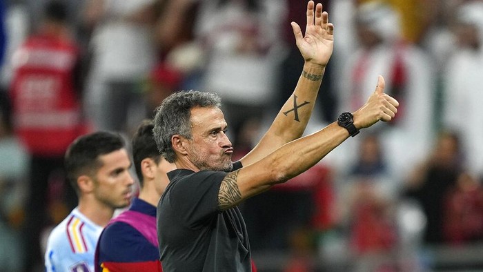 Spains head coach Luis Enrique reacts to supporters at the end of the World Cup round of 16 soccer match between Morocco and Spain, at the Education City Stadium in Al Rayyan, Qatar, Tuesday, Dec. 6, 2022. (AP Photo/Martin Meissner)