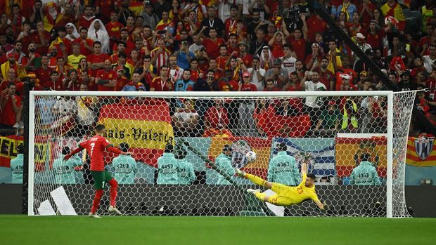 Soccer Football - FIFA World Cup Qatar 2022 - Round of 16 - Morocco v Spain - Education City Stadium, Al Rayyan, Qatar - December 6, 2022 Morocco's Hakim Ziyech scores a penalty during the penalty shootout REUTERS/Dylan Martinez