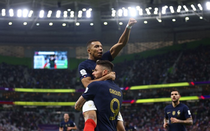 Soccer Football - FIFA World Cup Qatar 2022 - Round of 16 - France v Poland - Al Thumama Stadium, Doha, Qatar - December 4, 2022 Frances Olivier Giroud celebrates scoring their first goal with teammate Kylian Mbappe REUTERS/Hannah Mckay