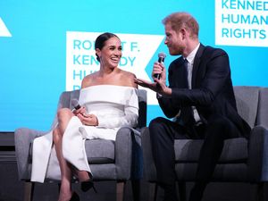Meghan Markle dan Pangeran Harry Disebut Malas, Setop Kontrak dengan Spotify Meghan Markle dan Pangeran Harry Disebut Malas, Setop Kontrak dengan Spotify