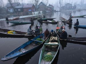Potret Pedagang Pasar Terapung di India Tetap Berjualan Meski Berkabut