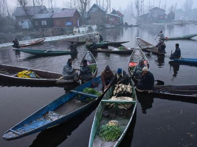 Potret Pedagang Pasar Terapung di India Tetap Berjualan Meski Berkabut