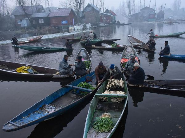 Potret Pedagang Pasar Terapung di India Tetap Berjualan Meski Berkabut