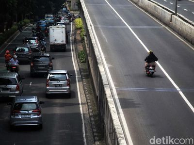 Nggak Ada Takutnya, Pemotor Makin Berani Terobos JLNT Casablanca