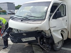 Mobil Boks Kecelakaan di Km 22 Tol Dalam Kota, Sopir dan Kernet Terluka