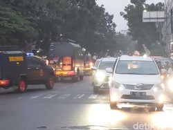 Tim Gegana Brimob Polda Jabar Tinggalkan Polsek Astanaanyar