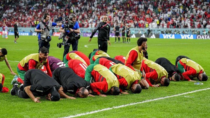 Morocco's players celebrate their victory over Spain during the World Cup round of 16 soccer match between Morocco and Spain, at the Education City Stadium in Al Rayyan, Qatar, Tuesday, Dec. 6, 2022. (AP Photo/Martin Meissner)