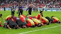 Momen Timnas Maroko Sujud Syukur Rayakan Kemenangan Atas Spanyol