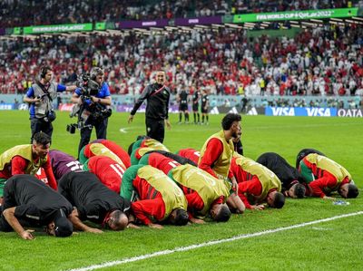 Momen Timnas Maroko Sujud Syukur Rayakan Kemenangan Atas Spanyol