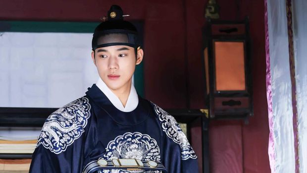 Moon Sang Min di Drama Korea Under the Queen's Umbrella