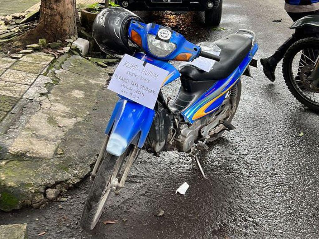 Polisi Usut Viral Motor KUHP Syirik-Logo ISIS di TKP Bom Polsek Astana Anyar Polisi Usut Viral Motor KUHP Syirik-Logo ISIS di TKP Bom Polsek Astana Anyar