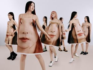 Gaya Personel NMIXX Pakai Baju Gambar Muka Sendiri, Bikin Netizen Heran Gaya Personel NMIXX Pakai Baju Gambar Muka Sendiri, Bikin Netizen Heran