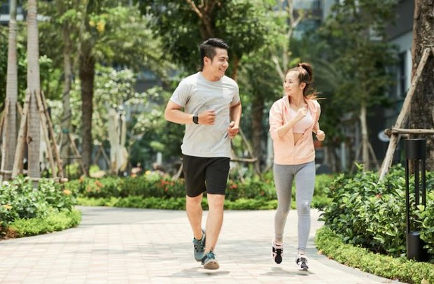 Perempuan dan laki-laki berolahraga