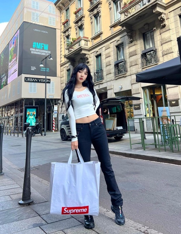 Outfit dengan Celana Jeans ala Joy Red Velvet/Foto: Instagram.com/_imyour_joy