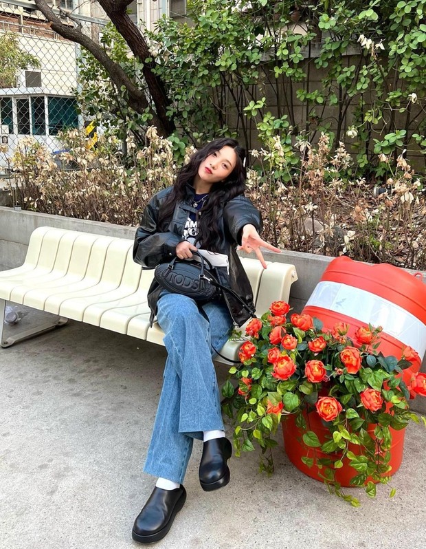 Outfit dengan Celana Jeans ala Joy Red Velvet/Foto: Instagram.com/_imyour_joy