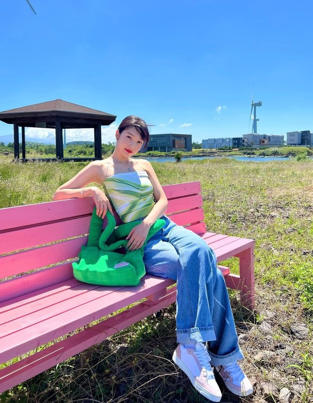 Outfit dengan Celana Jeans ala Joy Red Velvet/Foto: Instagram.com/_imyour_joy