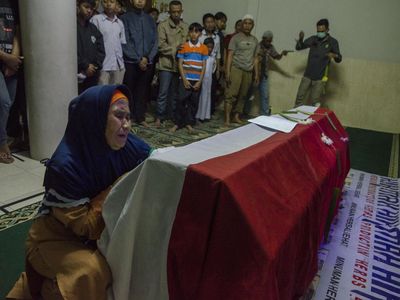 Foto-foto Pemakaman Polisi Korban Bom Bunuh Diri di Astana Anyar