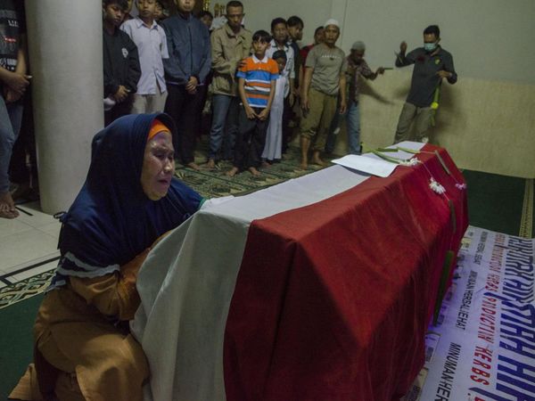 Foto-foto Pemakaman Polisi Korban Bom Bunuh Diri di Astana Anyar