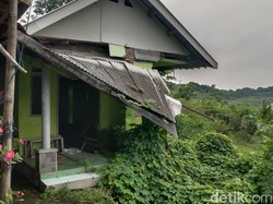 Cerita Warga Indramayu Tinggal di Lokasi Rawan Tanah Bergerak