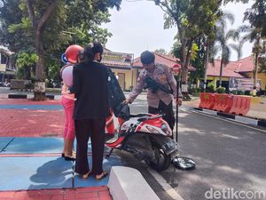 Antisipasi Bom, Tamu ke Polres Purwakarta Diperiksa Polisi Bersenjata