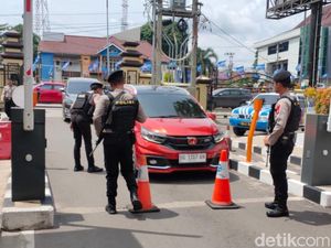 Polda Sumsel Periksa Setiap Pengunjung Pasca Insiden Bom Bandung Polda Sumsel Periksa Setiap Pengunjung Pasca Insiden Bom Bandung