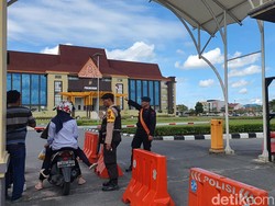 Gerbang Markas dan Asrama Polisi di Riau Dijaga Ketat