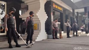 Pengetatan Penjagaan Kantor Polisi di Surabaya Antisipasi Bom Bunuh Diri