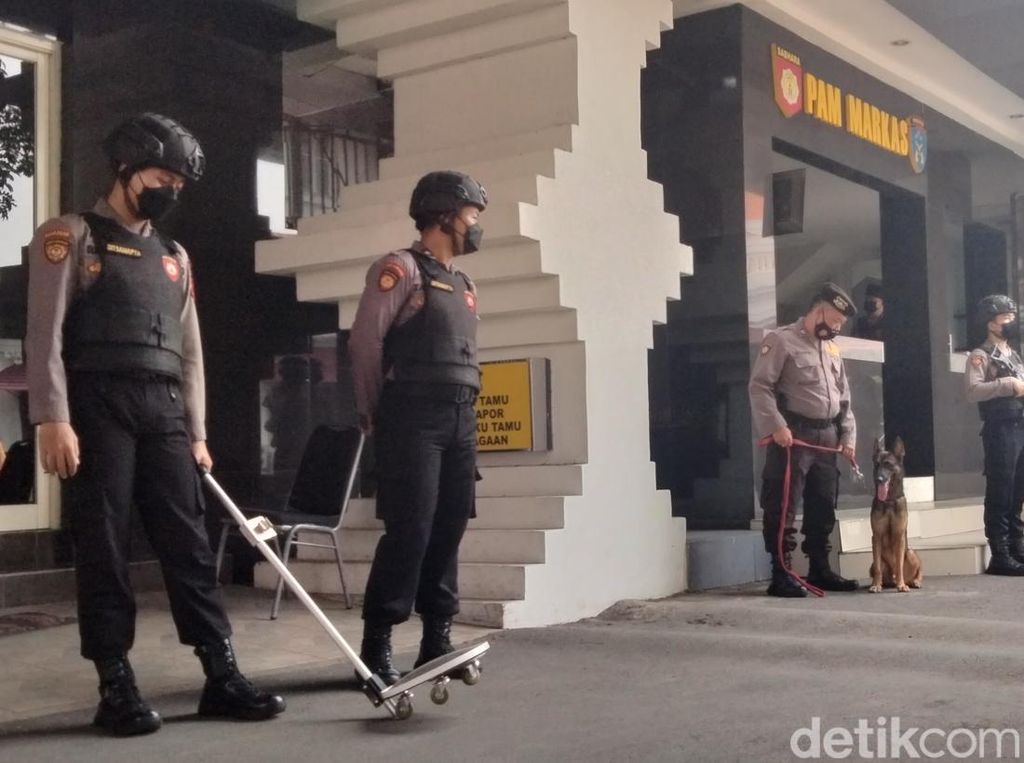 Pengetatan Penjagaan Kantor Polisi di Surabaya Antisipasi Bom Bunuh Diri