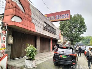 Ada Bom Bunuh Diri di Polsek Astana Anyar, Toko-toko Tutup Ada Bom Bunuh Diri di Polsek Astana Anyar, Toko-toko Tutup