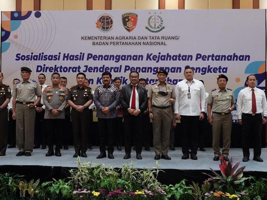Ditkrimum Polda Metro Raih Pin Emas atas Pengungkapan Kasus Mafia Tanah Ditkrimum Polda Metro Raih Pin Emas atas Pengungkapan Kasus Mafia Tanah