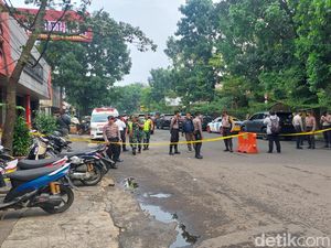 Garis Polisi Dipasang di Sekitar Lokasi Ledakan Bom Polsek Astana Anyar Garis Polisi Dipasang di Sekitar Lokasi Ledakan Bom Polsek Astana Anyar